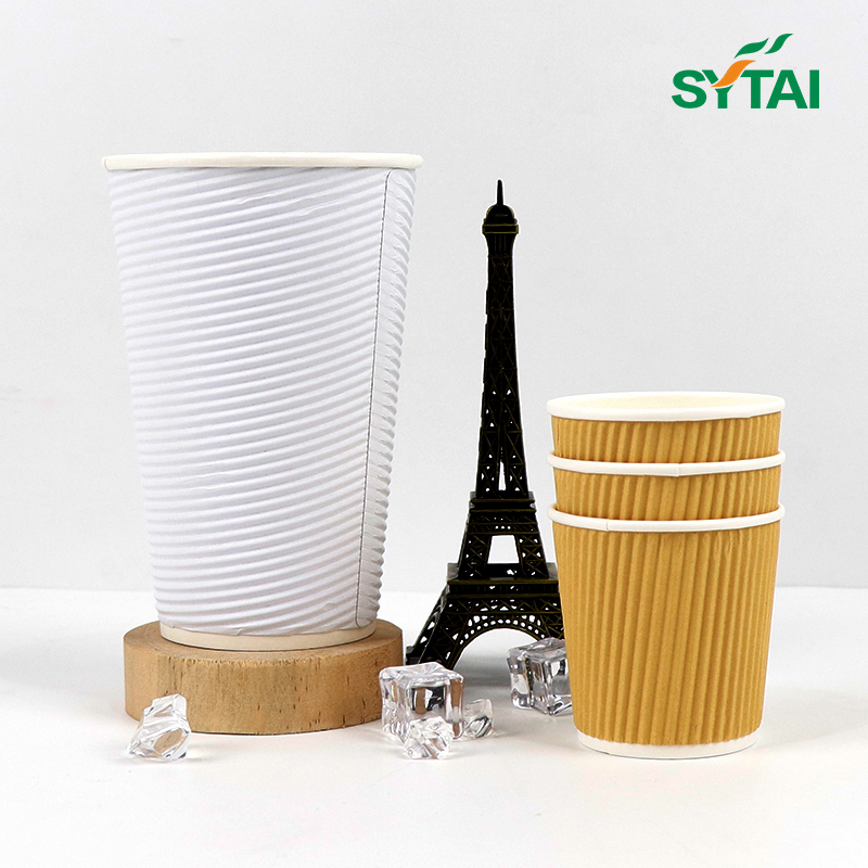 Tasses à café isolées par ondulation jetables brunes