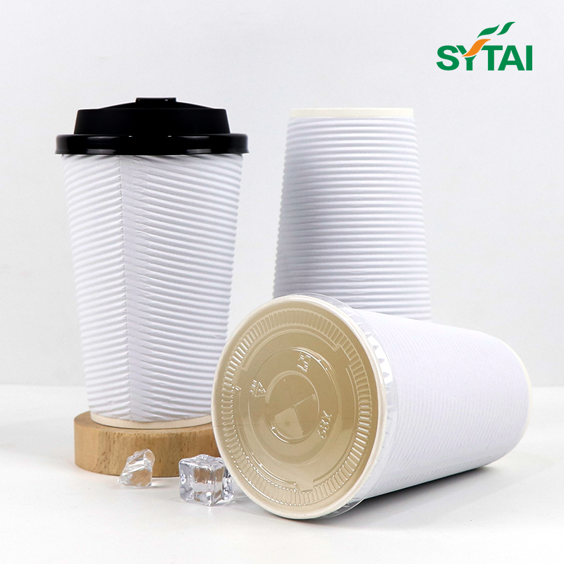 Tasses à café isolées par ondulation jetables brunes